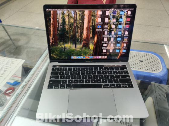 MacBook Pro (13-inch, 2018, Four Thunderbolt 3 ports)